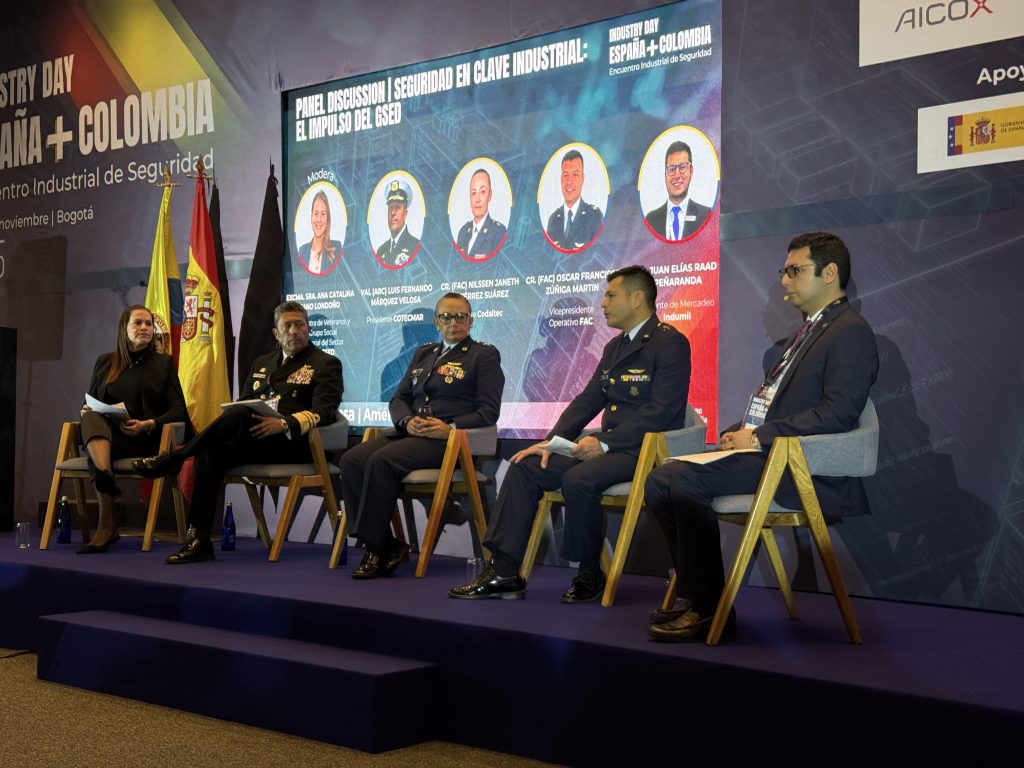 Foto ponencia De izquierda a derecha Ana Catalina Cano Londoño VAL (ARC) Luis Fernando Márquez Cr. (FAC) Nilssen Janeth Gutiérrez Cr. (FAC) Óscar Francisco Zúñiga