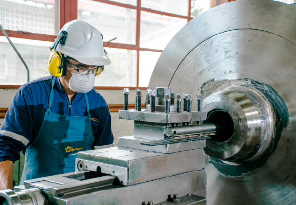 Fabrica FASAB colaborador trabajando