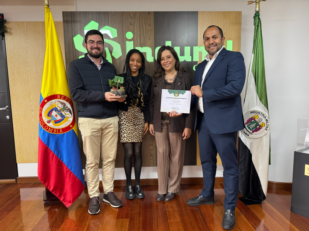 Funcionarios de indumil recibiendo reconocimiento de PREAD