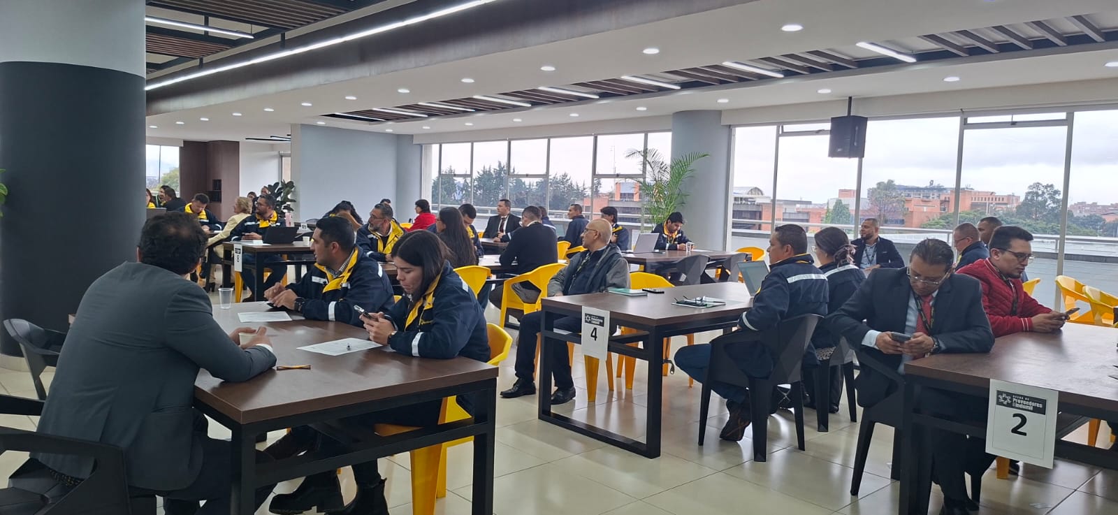 Fotografía 2 de 9 — Asistentes en la sesión de la Reunión de Proveedores Indumil 2026