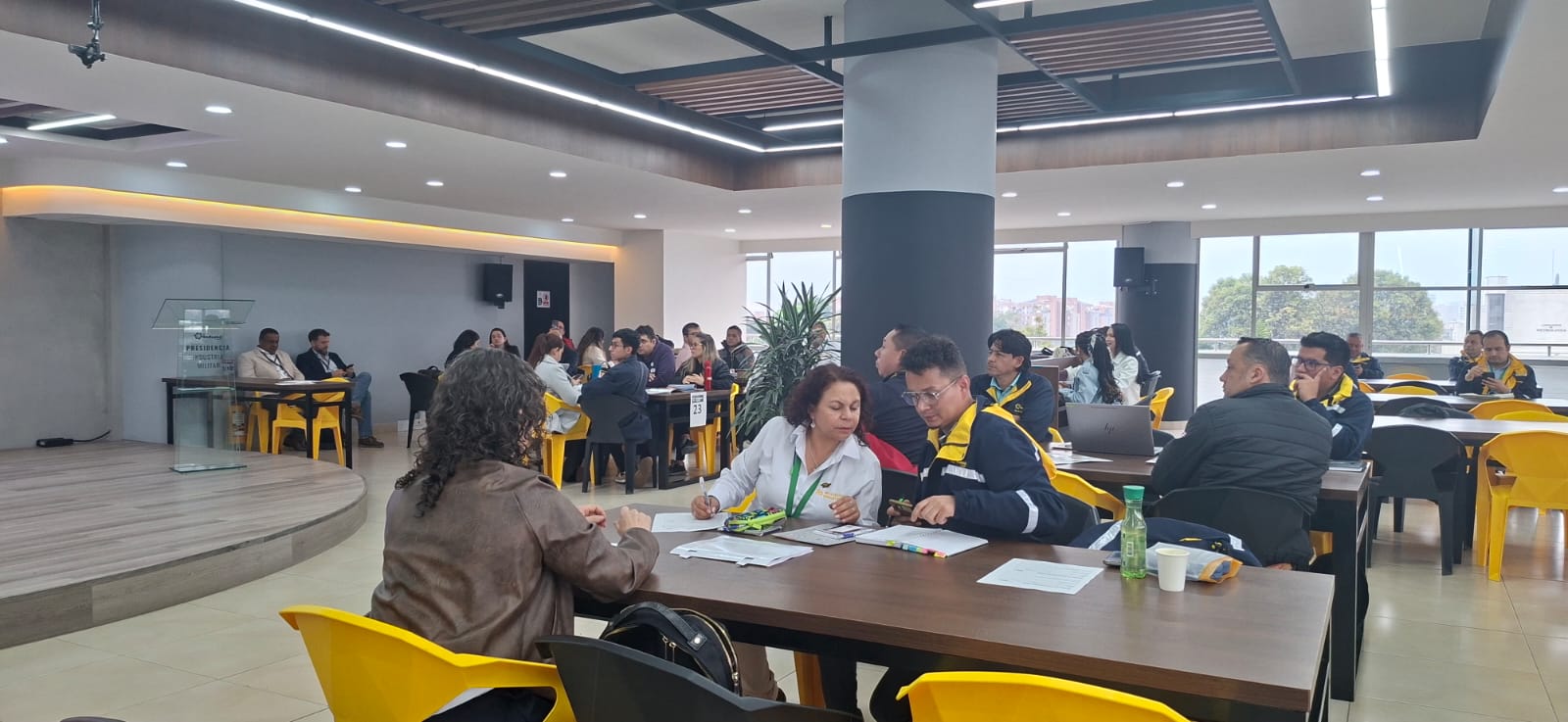 Fotografía 5 de 9 — Exposición de temas institucionales durante la Reunión de Proveedores Indumil 2026