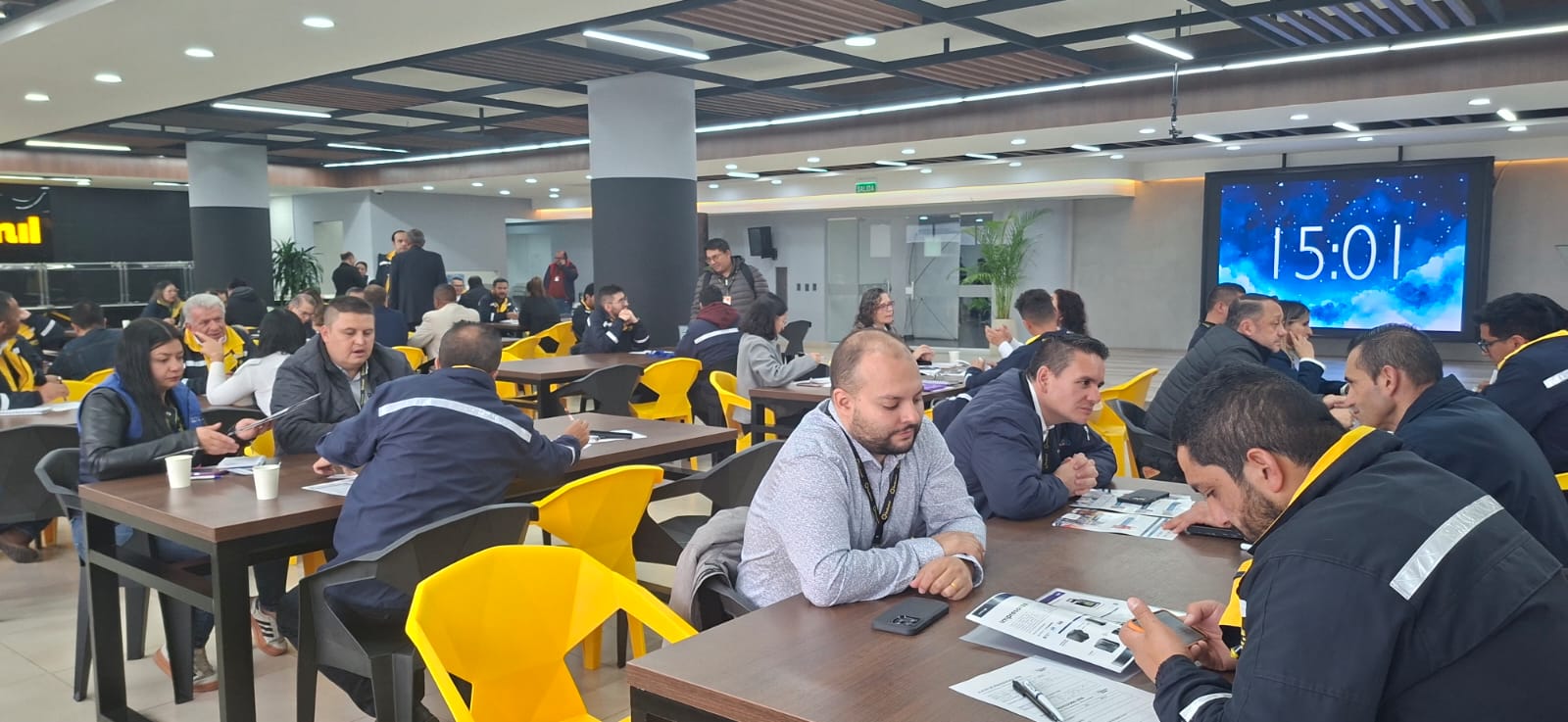 Fotografía 7 de 9 — Interacción entre participantes durante la Reunión de Proveedores Indumil 2026
