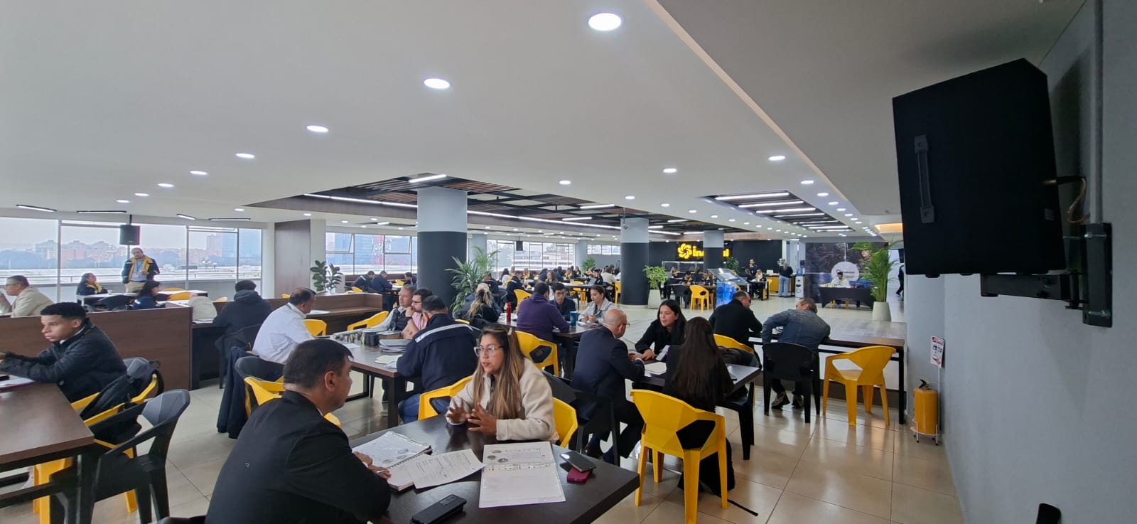 Fotografía 9 de 9 — Vista general del auditorio durante la Reunión de Proveedores Indumil 2026